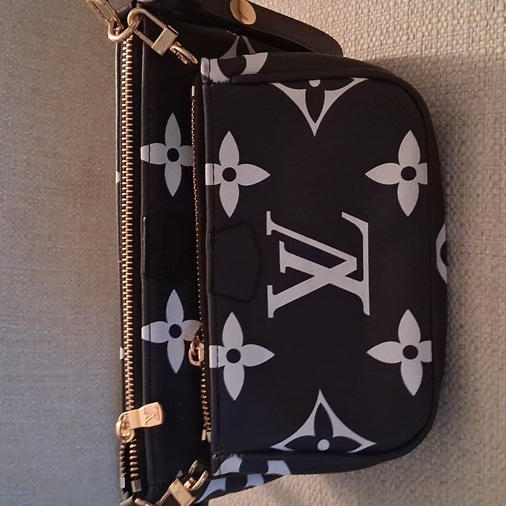 Purse  With Logo. Very Cute   1 DAY SALE Only.   Firm Price , - Picture 6 of 15